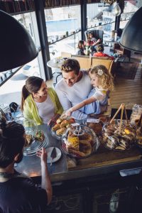 Familie på restaurant