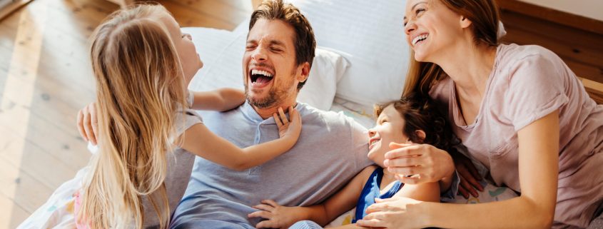 Småbarnsfamilie som har det hyggelig sammen
