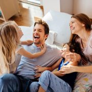 Småbarnsfamilie som har det hyggelig sammen